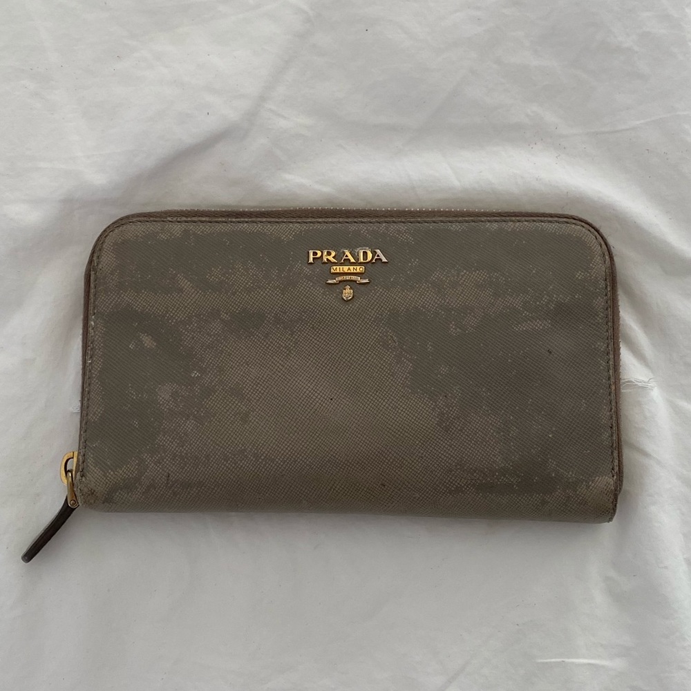 WELL LOVED PRADA SAFFIANO WALLET IN GRAY